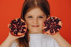 सर्दियों में बच्चे को अनार खिलाना चाहिए या नहीं? Parenting Coach ने बताया क्या अनार खाने से सर्दी-जुकाम बढ़ता है