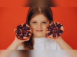 सर्दियों में बच्चे को अनार खिलाना चाहिए या नहीं? Parenting Coach ने बताया क्या अनार खाने से सर्दी-जुकाम बढ़ता है