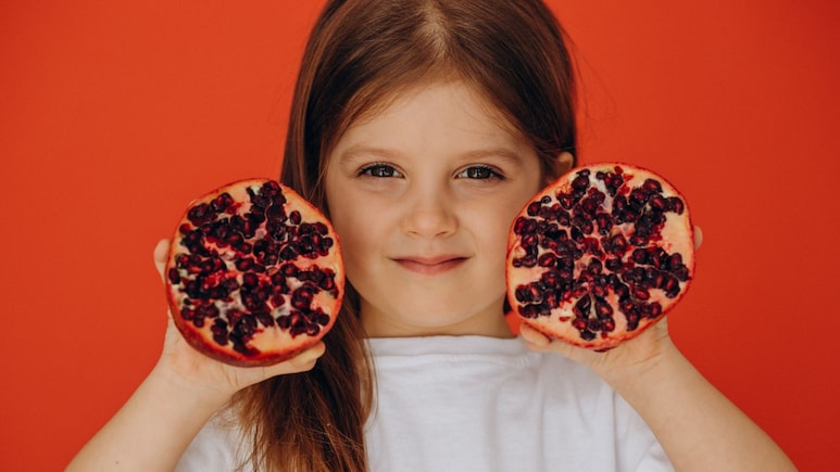 सर्दियों में बच्चे को अनार खिलाना चाहिए या नहीं? Parenting Coach ने बताया क्या अनार खाने से सर्दी-जुकाम बढ़ता है