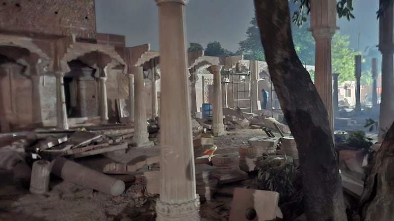 Pitambara Shakti Peeth: दतिया में पितांबरा शक्ति पीठ के मुख्य द्वार पर आठ खंभे गिरे, विस्फोट जैसी आवाज सुनाई दी