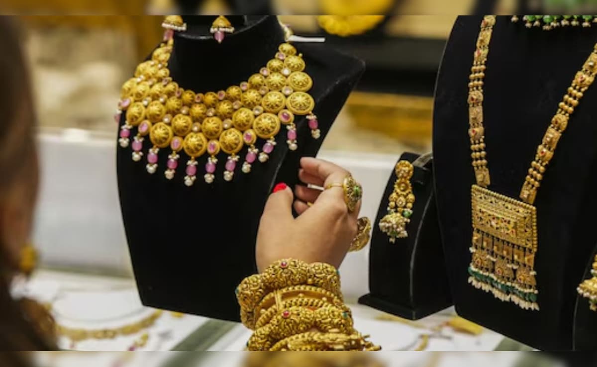 Gold Rate: सोना फिर हुआ कमजोर, क्या पैसा लगाने का ये समय ठीक है?