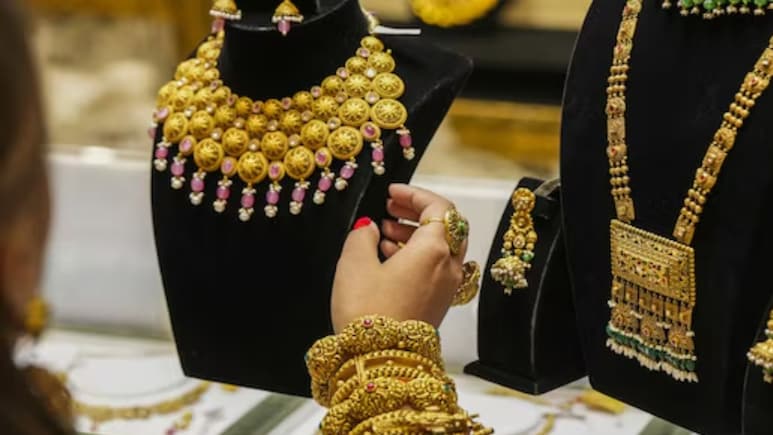 Gold Rate: सोना फिर हुआ कमजोर, क्या पैसा लगाने का ये समय ठीक है?