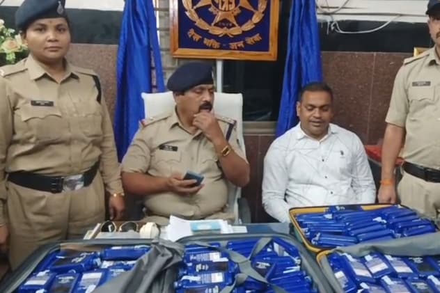 युवतियों के पास से 36 हजार 750 रुपये कीमत की कुल 175 बोतल अंग्रेजी शराब बरामद की गई.