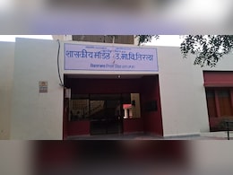 भारी लापरवाही...छुट्टी के बाद स्कूल में ही बंद रह गईं 11 छात्राएं,  छत से कूदकर निकलीं बाहर, 1 घायल 