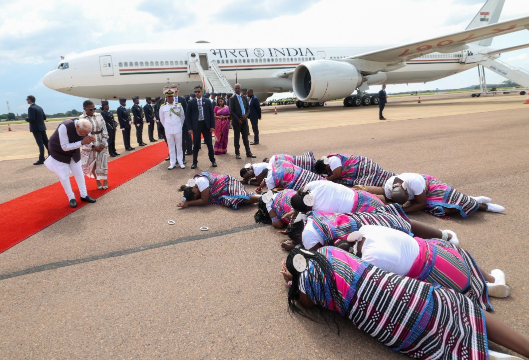 स्वागत के लिए जमीन पर लेटी महिलाएं... पीएम मोदी का दक्षिण अफ्रीका में कुछ यूं हुआ ग्रैंड वेलकम