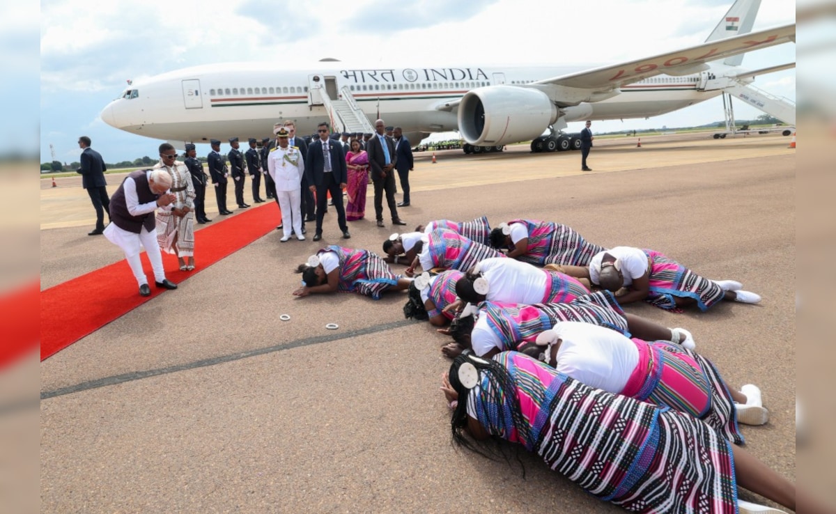 जमीन पर लेटकर अभिवादन... दक्षिण अफ्रीका में पीएम मोदी का कुछ यूं हुआ ग्रैंड वेलकम