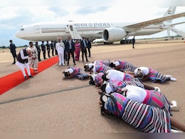 जमीन पर लेटकर अभिवादन... दक्षिण अफ्रीका में पीएम मोदी का कुछ यूं हुआ ग्रैंड वेलकम