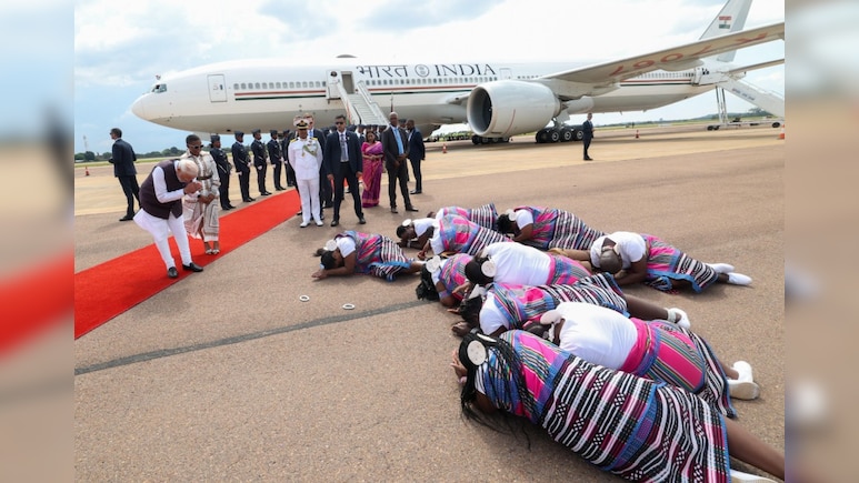 जमीन पर लेट गए.. दक्षिण अफ्रीका में कुछ यूं हुआ पीएम मोदी का स्वागत, देखें तस्वीरें
