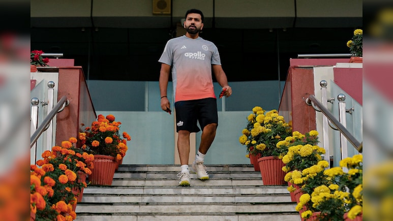 'अरे भाई ई तो हमरा दोस्त है...', रांची एयरपोर्ट पर किसको देखते ही रोहित शर्मा बन गए 'बिहारी बाबू'?, VIDEO