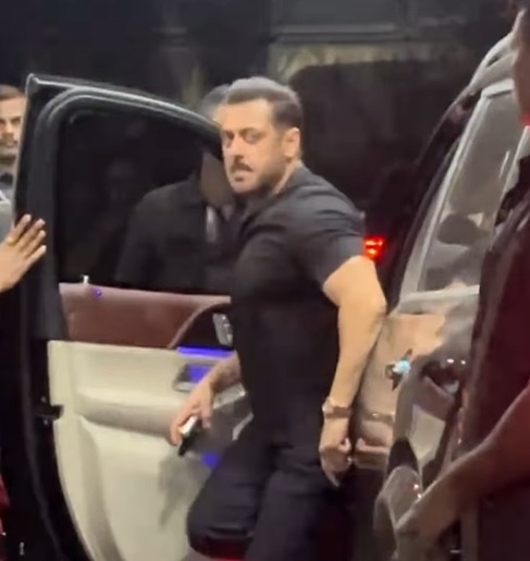 हाई सिक्योरिटी के बीच पेरेंट्स की 61वीं सालगिरह में पहुंचे सलमान खान, भाईजान की घड़ी ने खींचा ध्यान