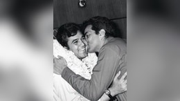 When Drunk Dharmendra Didn't Let Hrishikesh Mukherjee Sleep After Losing <i>Anand</i> To Rajesh Khanna