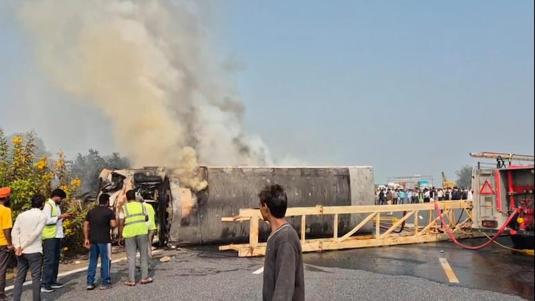 दिल्ली-मुंबई एक्सप्रेसवे पर भयानक हादसा, मटन से भरे कंटेनर में लगी आग; चालक की जिंदा जलकर दर्दनाक मौत