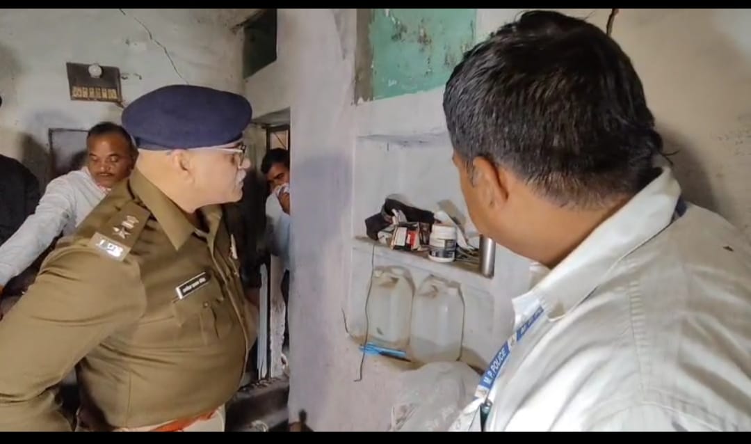 Illegal Chemical Factory: तलाशी के दौरान पुलिस Illegal Chemical Factory: तलाशी के दौरान पुलिस
