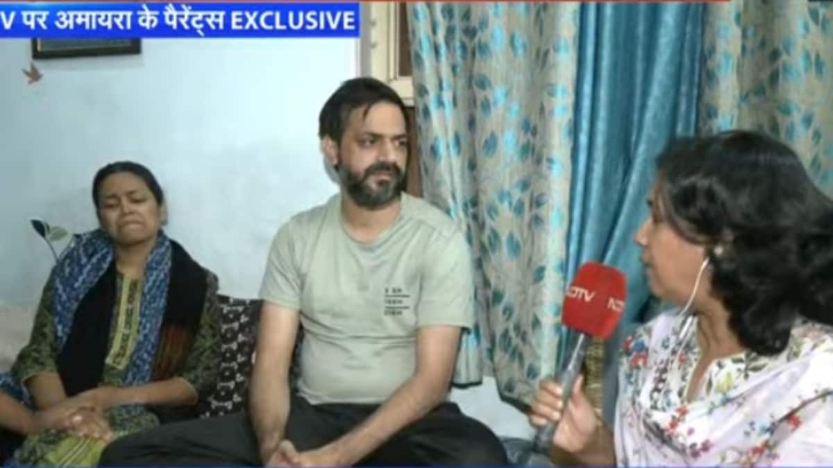 अमायरा की मां शिवानी और पिता विजय मीणा से बात करतीं एनडीटीवी संवाददाता हर्षा कुमारी सिंह अमायरा की मां शिवानी और पिता विजय मीणा से बात करतीं एनडीटीवी संवाददाता हर्षा कुमारी सिंह