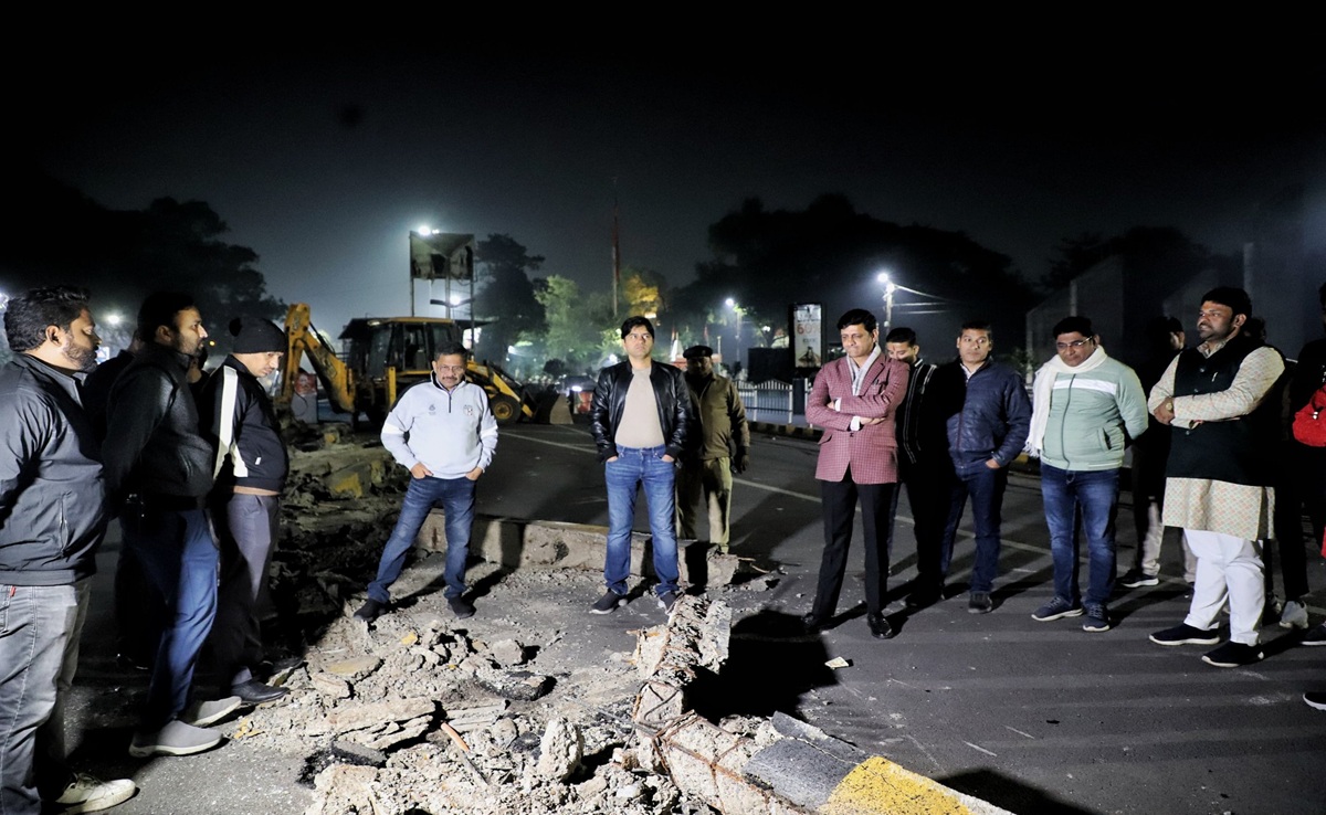 Indore BRTS: रात को सड़कों पर उतरे इंदौर महापौर; बीआरटीएस हटाने के काम ने पकड़ी रफ्तार