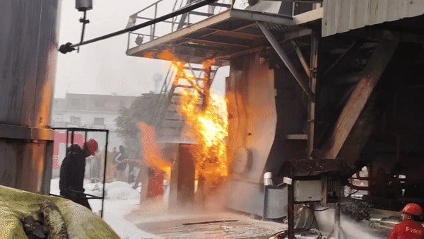 गोरखपुर रिफाइनरी में धधक रही आग, दमकल की 20 गाड़ियां 13 घंटे से बुझाने में क्यों हैं नाकाम?