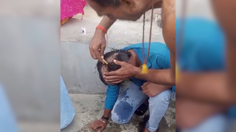 यूपी में युवकों को लड़की का पीछा करना पड़ा भारी, ग्रामीणों ने दी ऐसी सजा कि सोशल मीडिया पर वायरल हो गया वीडियो