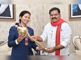 महिला क्रिकेट टीम की फिजियोथेरेपिस्ट से मिले उपमुख्यमंत्री, भेंट की गदा; कहा- हनुमान जी की सदैव रही कृपा