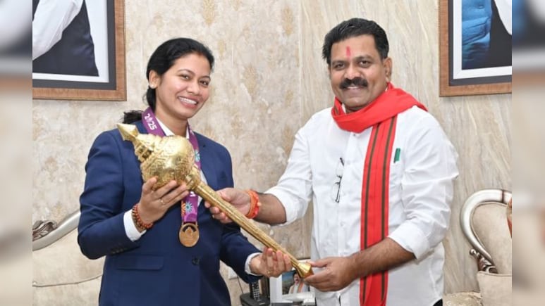 महिला क्रिकेट टीम की फिजियोथेरेपिस्ट से मिले उपमुख्यमंत्री, भेंट की गदा; कहा- हनुमान जी की सदैव रही कृपा