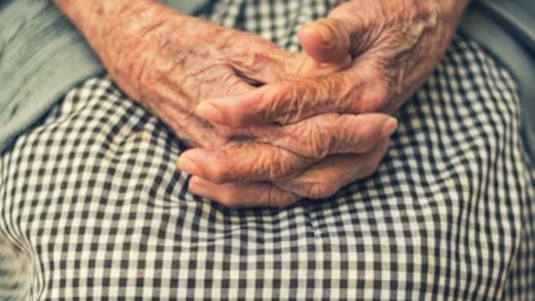 बुजुर्ग महिला ढूंढ़ रही है अपने लिए ऐसी ‘बेटी’, जिसे हर महीने देगी सैलरी, रहने के लिए फ्लैट, वजह कर देगी हैरान