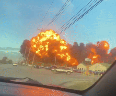 उड़ान भरते ही अमेरिका में क्रैश हुआ प्लेन, धमाके के साथ उठा आग का गुबार, 3 की मौत