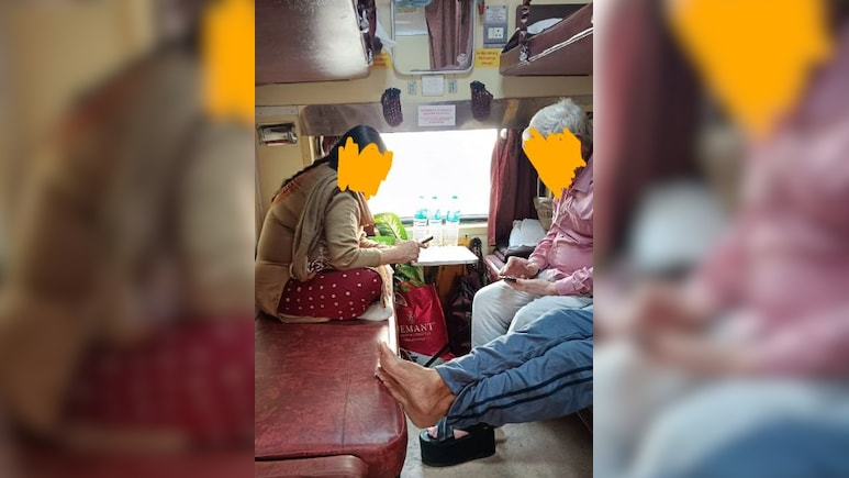 2AC में सीट देने से किया मना तो आंटी ने बेटी को घुमाया फोन, दी ऐसी 'गालियां' सुनकर लड़के ने पकड़ लिया माथा