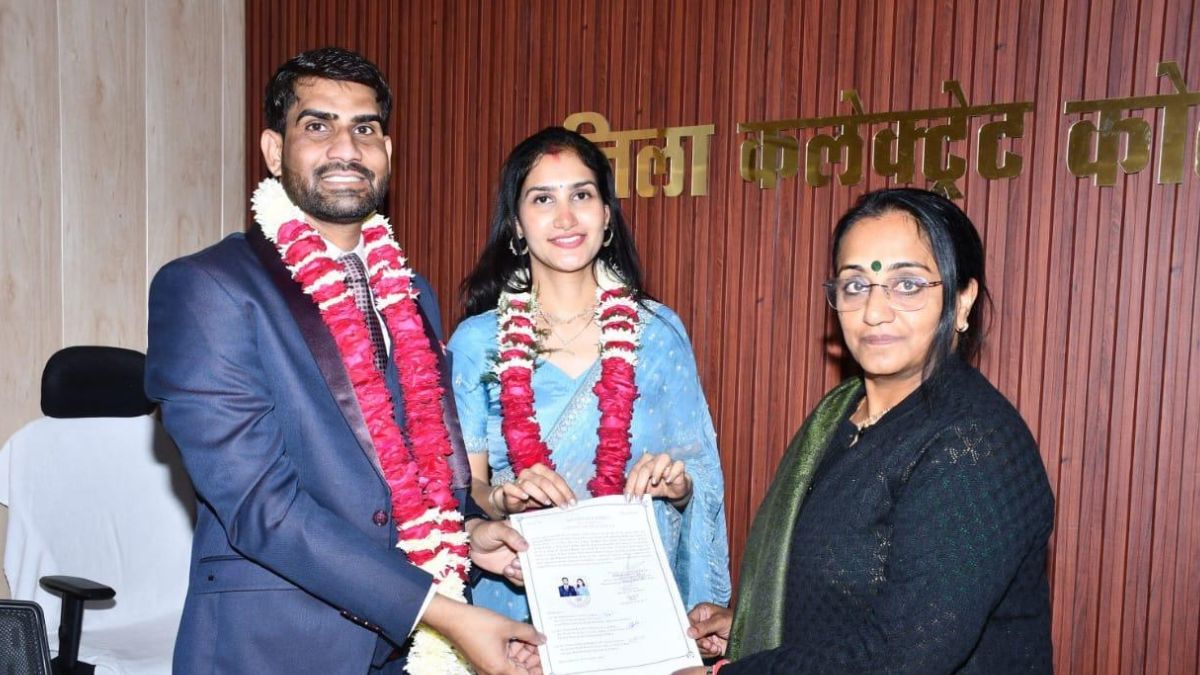 न एक रुपया खर्च, संविधान की शपथ... दो जजों ने सादगी से जिला कलेक्ट्रेट में रचाई शादी
