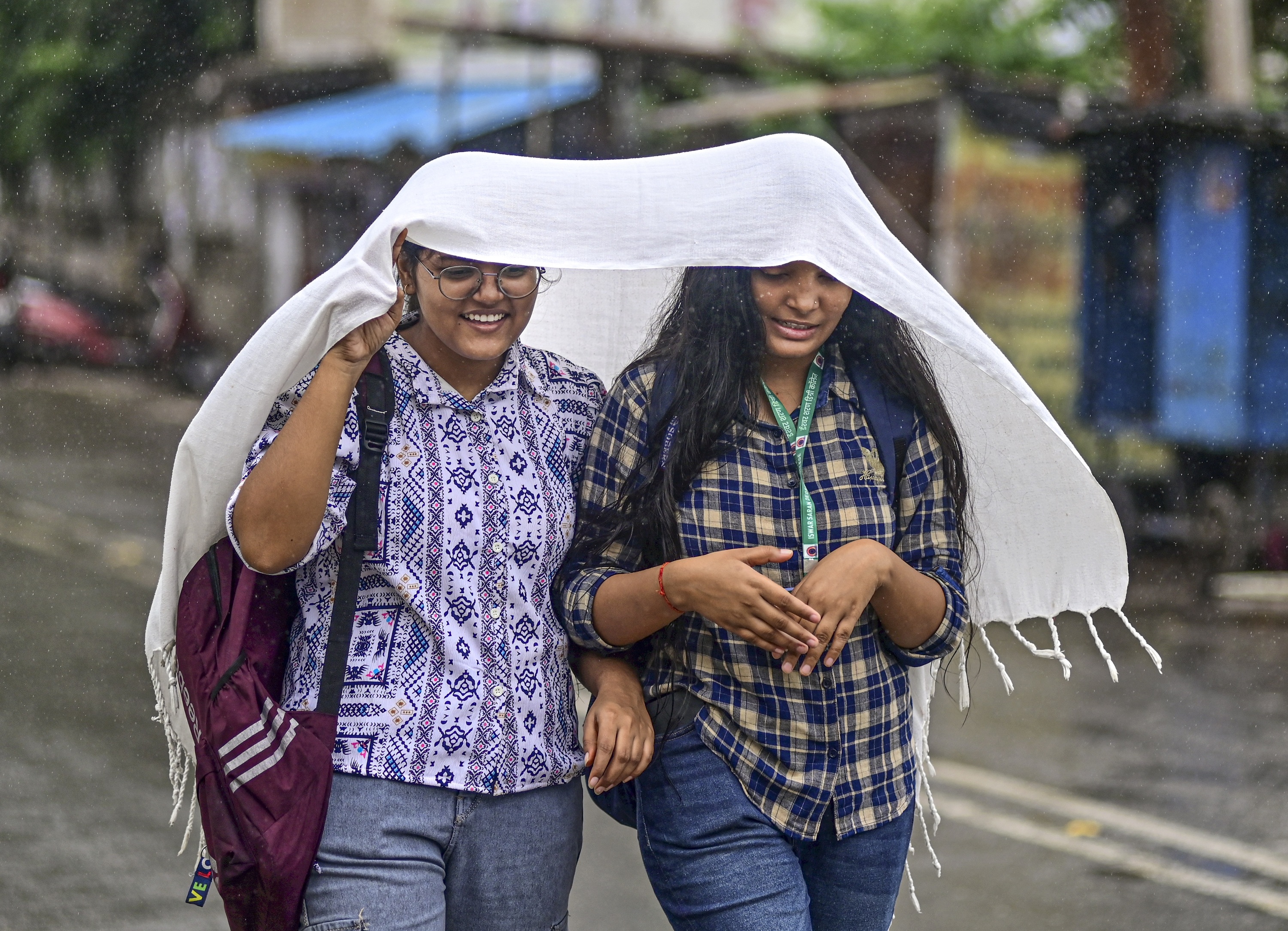 दिल्ली-NCR में छाए बादल, उत्तराखंड में बर्फबारी, जानें 4 नवंबर को कहां-कहां होगी बारिश