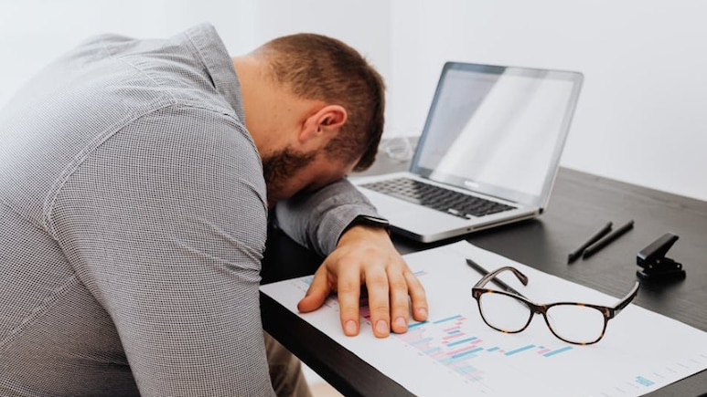 Employee Seeks Leave For Grandfather's Death, Manager's Cold Reply Sparks Outrage: "Be Active On WhatsApp"