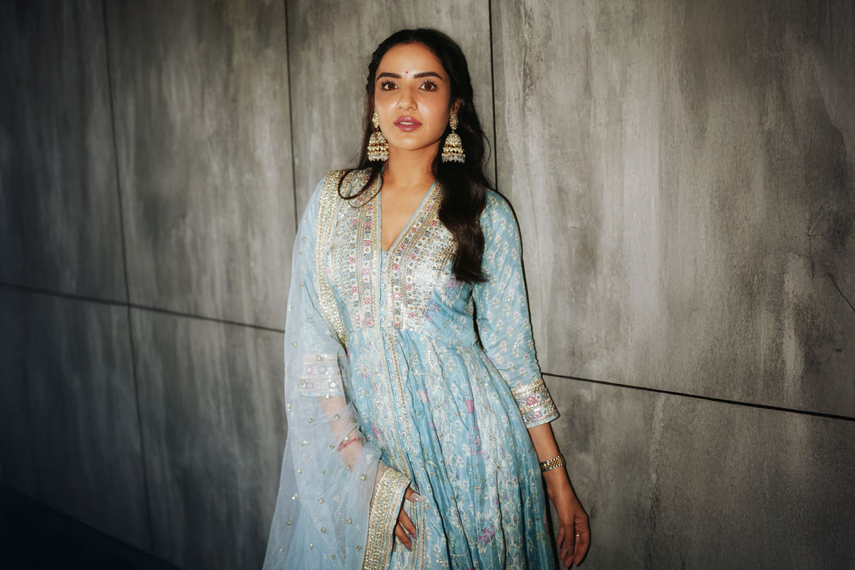 Jasmine Bhasin,Jasmin Bhasin instagram,jasmin bhasin age,jasmin bhasin airport look,Jasmin Bhasin skincare routine,trending story,viral news,Whosthat360