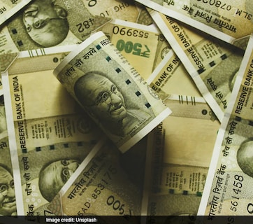 Money Saving Tips: पगार येताच गायब होतो? नव्या वर्षात आर्थिक व्यवस्थापनात करा 7 महत्त्वाचे बदल; लखपती व्हाल!