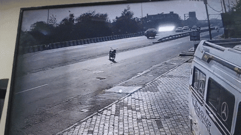 हाईवे पर बिना सवारी 100 मीटर तक दौड़ी बाइक, CCTV कर देगा हैरान
