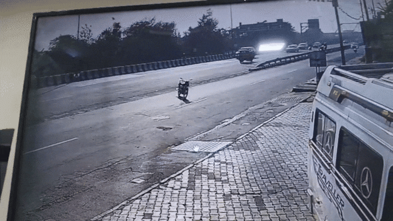 हाईवे पर बिना सवारी 100 मीटर तक दौड़ी बाइक, CCTV कर देगा हैरान
