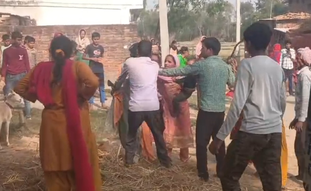 जमीन के विवाद में चचेरे भाइयों ने बहनों पर बरसाई लाठियां, पिता की आंखें नहीं मां की हो चुकी है मौत