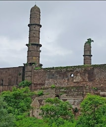 MP के इस किले में दबी है औरंगजेब की 'तिजोरी'! सोने के सिक्के ढूंढने आते हैं लोग