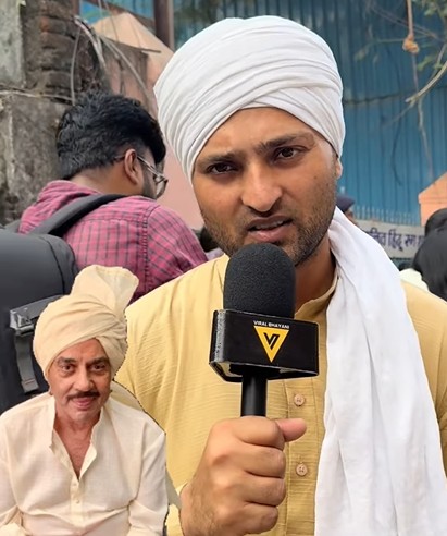 धर्मेंद्र जैसा लुक बनाकर श्मशान घाट पहुंचा फैन, बोला- उनका जाना देश के लिए बड़ा नुकसान