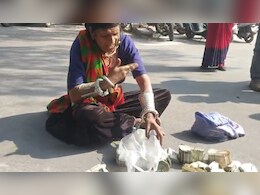 500-500 की गड्डियां लेकर कलेक्ट्रेट के बाहर धरने पर बैठी किन्नर, अजमेर में किया अनोखा विरोध-प्रदर्शन