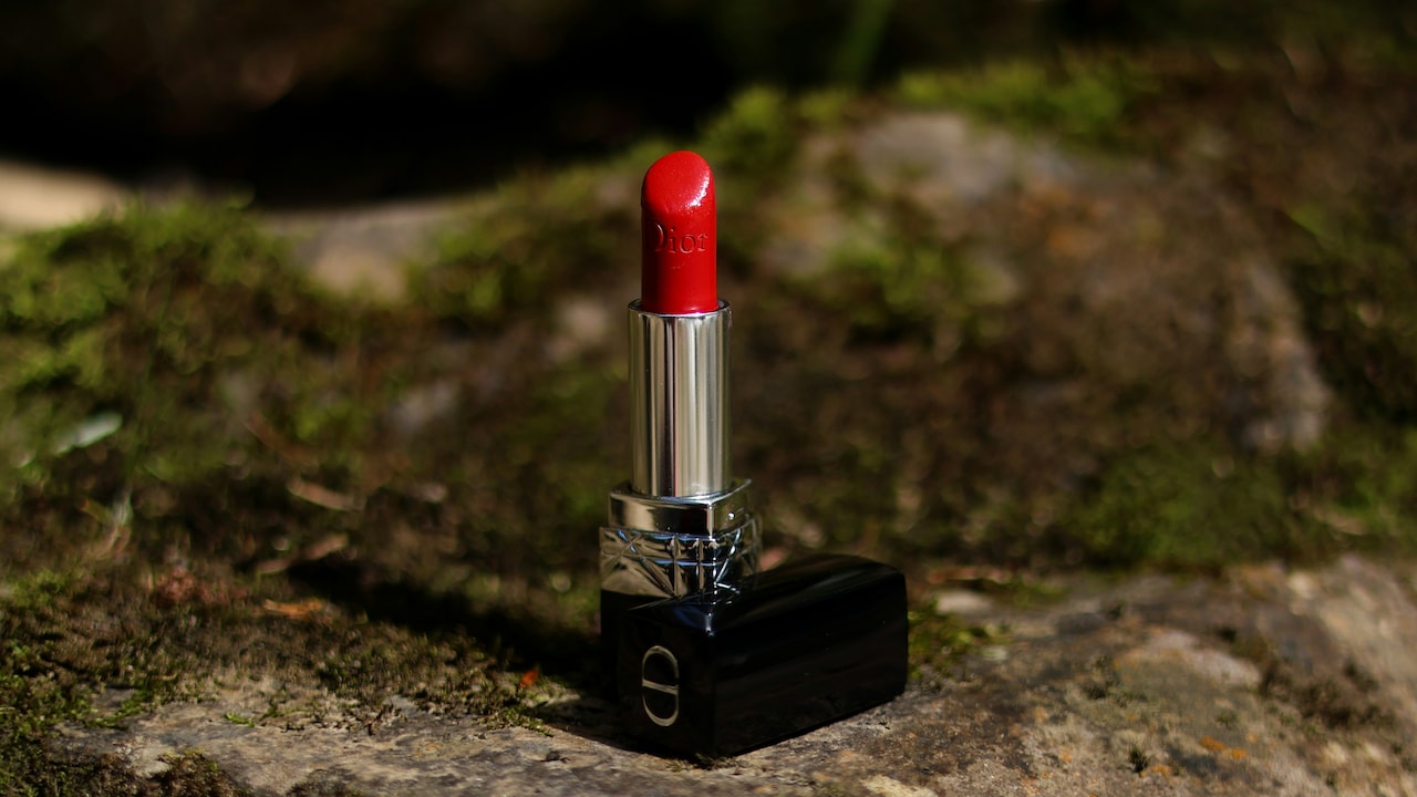 Lipsticks That Do Not Crack in Air-Conditioned Rooms Lipsticks That Do Not Crack in Air-Conditioned Rooms