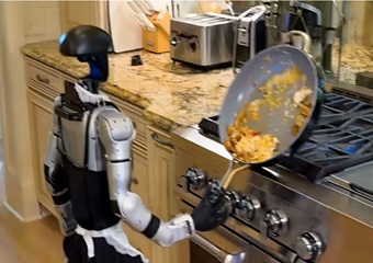 रोबोट हुआ किचन में हिंसक, पहले गिराए बर्तन फिर खुद गिर पड़ा जमीन पर, लोगों ने उठाए सेफ्टी पर सवाल!