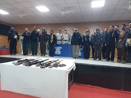 महाराष्ट्र : गोंदिया जिले में 11 नक्सलियों ने आत्मसमर्पण किया, हथियार और गोला बारूद भी सौंपे