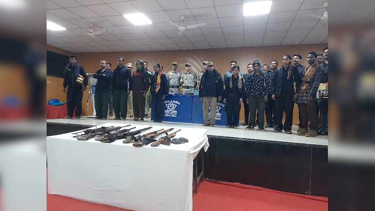महाराष्ट्र : गोंदिया जिले में 11 नक्सलियों ने आत्मसमर्पण किया, हथियार और गोला बारूद भी सौंपे