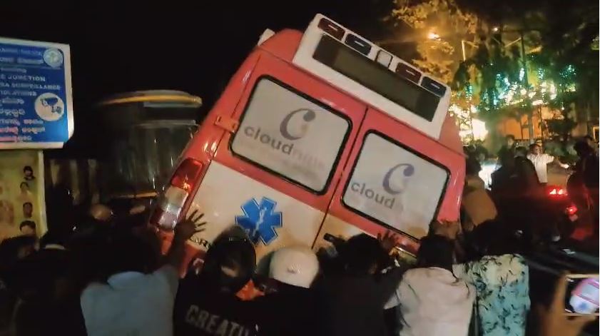 रेड सिग्नल पर मौत बनकर आई एंबुलेंस तीन बाइकों से टकराई, 2 की मौत, 2 लोग गंभीर घायल