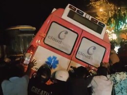 रेड सिग्नल पर मौत बनकर आई एंबुलेंस तीन बाइकों से टकराई, 2 की मौत, 2 लोग गंभीर घायल