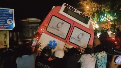 रेड सिग्नल पर मौत बनकर आई एंबुलेंस तीन बाइकों से टकराई, 2 की मौत, 2 लोग गंभीर घायल