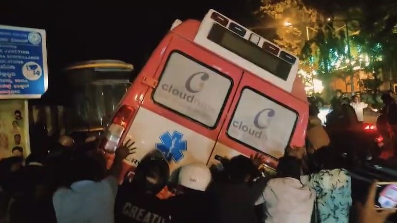 रेड सिग्नल पर मौत बनकर आई एंबुलेंस तीन बाइकों से टकराई, 2 की मौत, 2 लोग गंभीर घायल रेड सिग्नल पर मौत बनकर आई एंबुलेंस तीन बाइकों से टकराई, 2 की मौत, 2 लोग गंभीर घायल