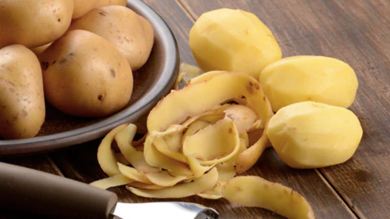 अरे रुक जाओ! कचरा नहीं हैं आलू के छिलके, इन 5 तरीकों से कर लें इस्तेमाल, कमाल देख रह जाएंगे हैरान