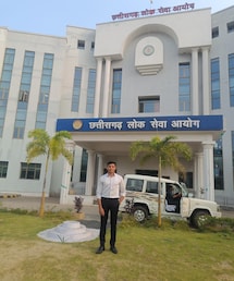 Devesh Prasad Sahu Success Story:  कौन हैं देवेश प्रसाद साहू? सेल्फ स्टडी कर CGPSC Result में हासिल की 1ST रैंक, तीसरे प्रयास में बनेंगे डिप्टी कलेक्टर