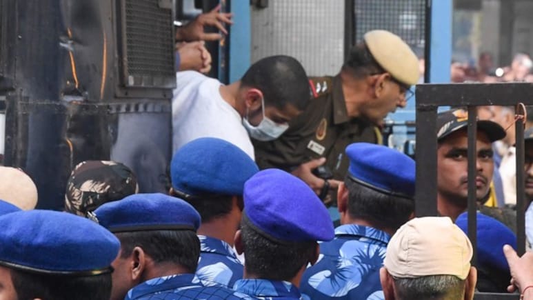 Exclusive: सूर्य नमस्कार, योग और धार्मिक किताबें... जानें जेल में कैसे दिन बिता रहा है अनमोल बिश्नोई