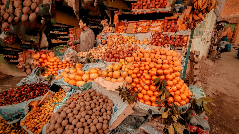 महंगाई के आगे पाकिस्तान का सरेंडर, 75 रुपये में बिक रहा एक टमाटर महंगाई के आगे पाकिस्तान का सरेंडर, 75 रुपये में बिक रहा एक टमाटर