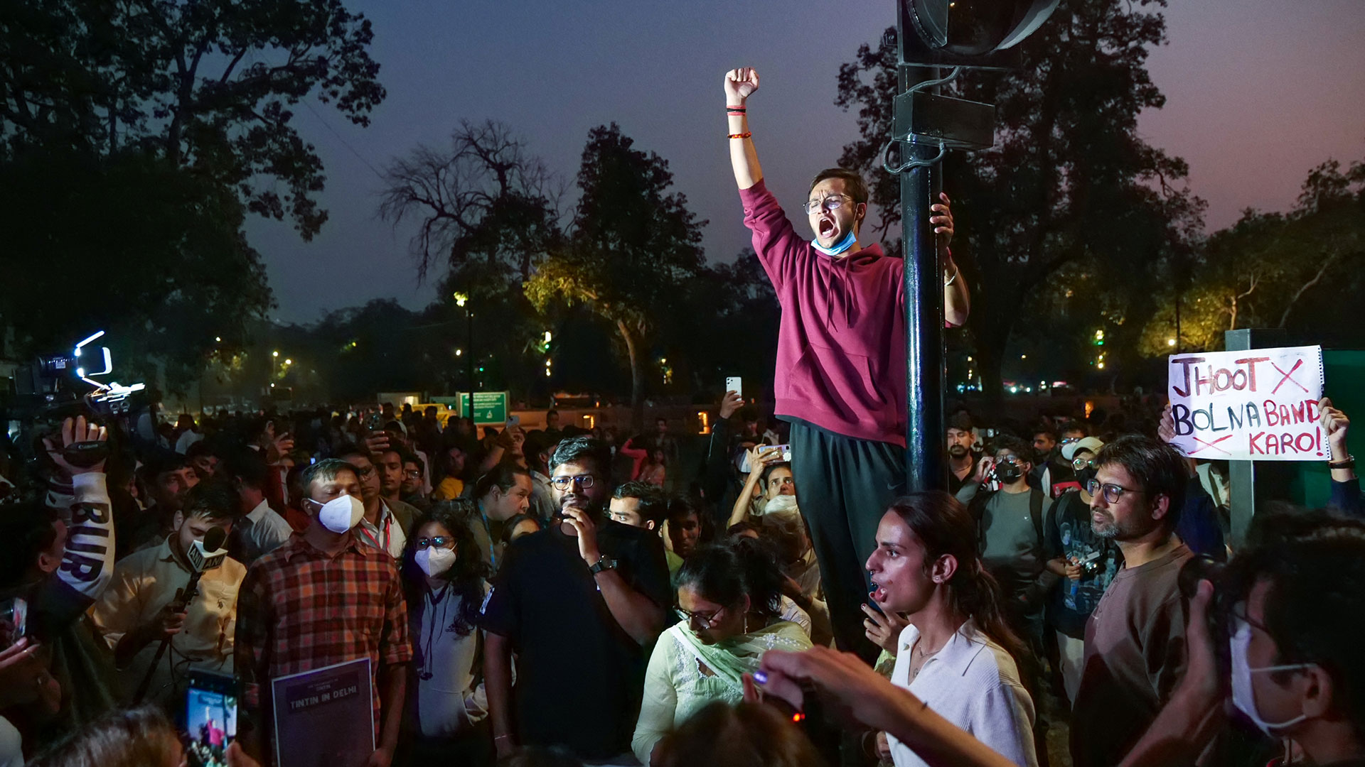 Delhi Chokes Again: AQI Crosses 400, Protesters Detained At India Gate